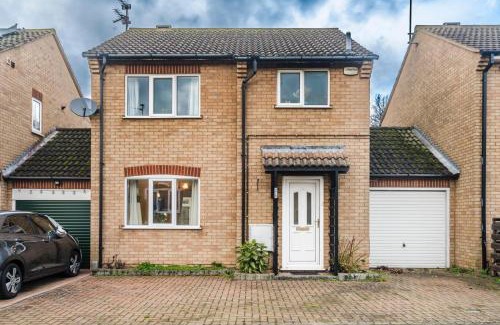 Peterborough House | J&J stays 5 bedroom detached house in Peterborough with parking