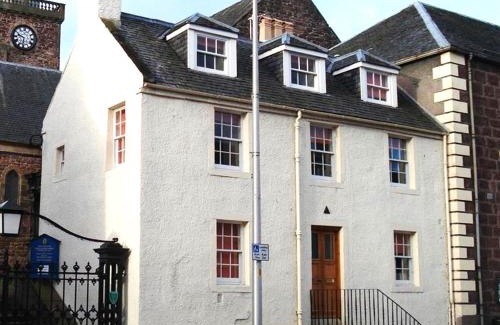 Inverness City Centre Villa | Jacobite's Retreat, 17th century cottage in the heart of Inverness