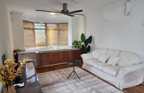 Taman Sri Endah Apartment | Jacuzzi POOL 3Bedroom, walk to Stadium