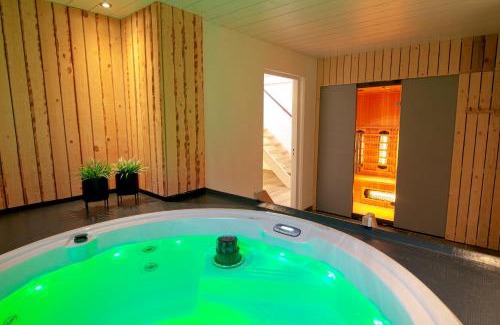 Tzummarum Villa | Jacuzzi & Sauna Villa
