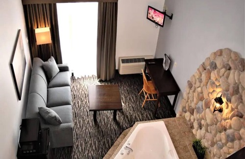 East Kootenay Resort | Jacuzzi Suite -1 King Bed
