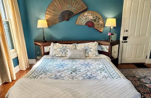 Adamstown Bed & Breakfast | Jade Room at The Amethyst Inn B&B, jacuzzi, fireplace, antiques and Lancaster