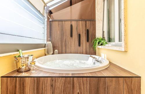 Livorno Apartment | Japandi Apartment, Zona Porto Livorno con Balcone e Jacuzzi Idromassaggio