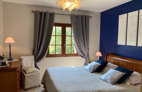 Tavers Bed & Breakfast | Jasmin Room with pool and parking in the heart of the Loire Valley