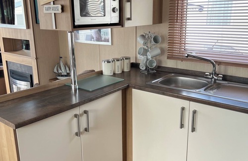 Hamworthy House | Jasmine 2-bedroom dog-friendly caravan + sea view on Rockley Park, Poole Harbour