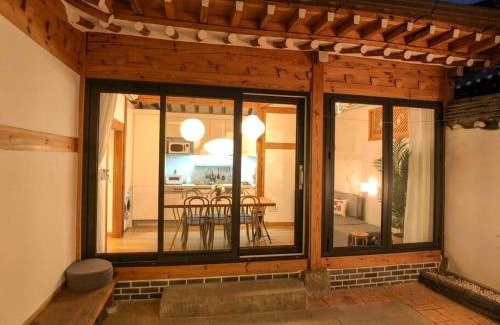 Gahoe-dong House | JAY Hanok ㅡ 3BR 3Bath ㅡ 8min from Anguk STN