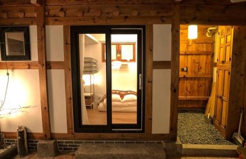 Gahoe-dong House | JAY Hanok ㅡ 3BR 3Bath ㅡ 8min from Anguk STN