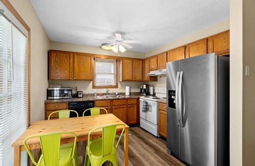 Bloomington Apartment | Jeff 2 · 2Bed BloNo Gem: Near Rivian & Statefarm Offices