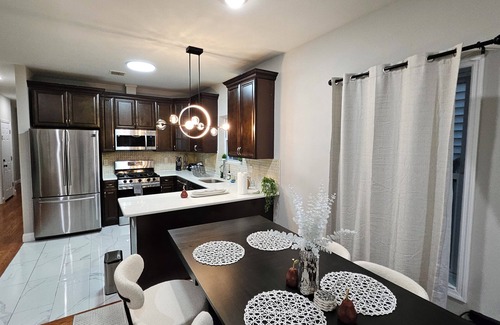 The Heights Apartment | Jersey city + 4 car parking 20 min Time Square