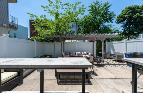 The Heights Apartment | Jersey City Retreat w Private Backyard Bonfire Near NYC