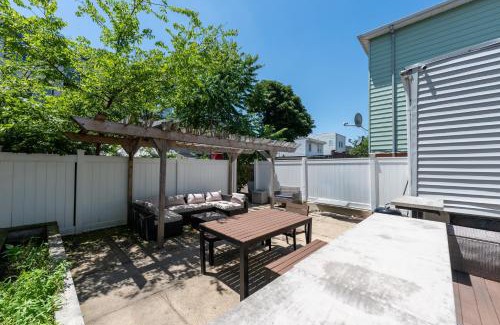 The Heights Apartment | Jersey City Retreat w Private Backyard Bonfire Near NYC