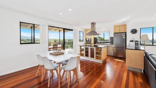 Coffs Harbour House | Jetty Escape Townhouse - Cafes, Parks, Beach