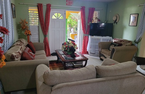 Gall Hill House | JO J'S HOSTEL AND GUEST HOUSE PRIVATE ROOM SLEEP 4