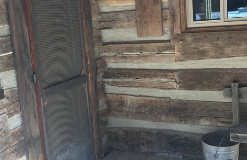Burnsville Cabin | Joe's 1800's Cabin-walk to town square!