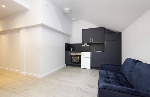 Newington Apartment | JOIVY Adorable studio with desk near The Meadows