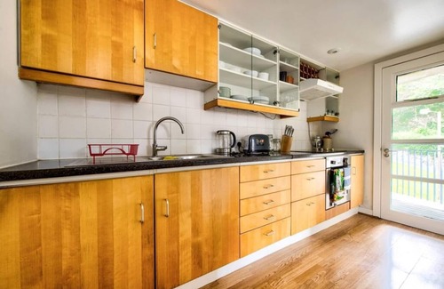 Old Town Apartment | JOIVY Comfortable 2 Bed Apartment in Holyrood