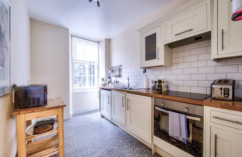New Town Apartment | JOIVY Perfect Location! - Stylish & Cosy Rose St Apt