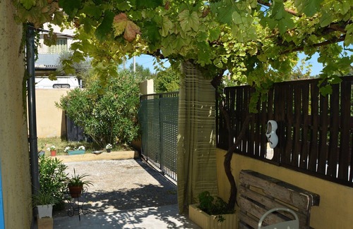 Carpentras Apartment | Joli Studio Avec Terrasse, Jardin et Piscine