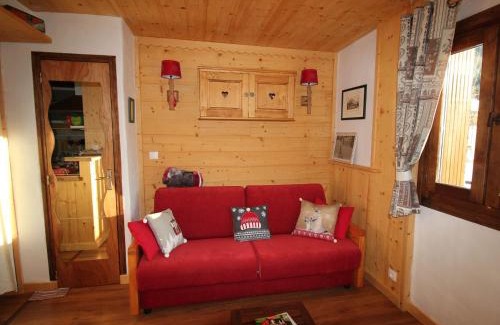 Champagny-en-Vanoise Apartment | Joli studio cosy à Champagny, proche centre, terrasse, 4 pers., accès rapide commerces/télécabine - FR-1-464-196