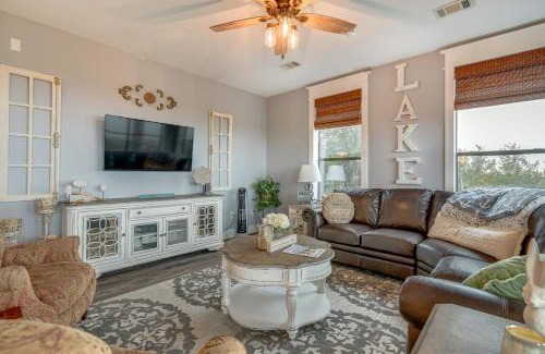 Jonestown Apartment | Jonestown Condo on Lake Travis with 2 Balconies!