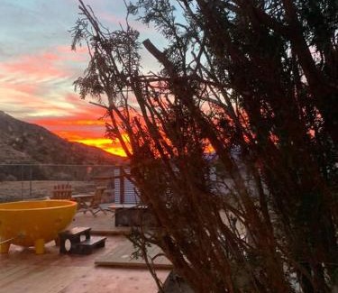 Yucca Valley House | JT's Star Catcher Cabin - HOT TUB