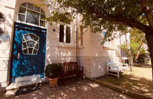 Sued Apartment | Jugendstil-Altbauwohnung mit Dachterrasse direkt an der Karlsaue