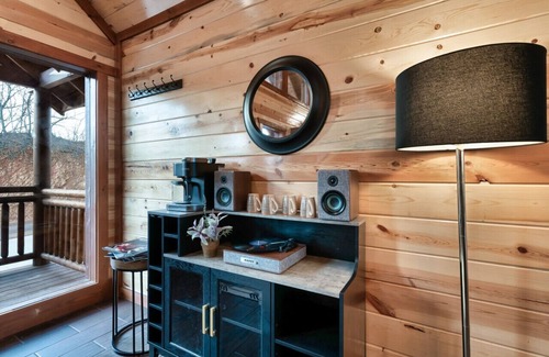 Caton Apartment | Juniper Lodge - Smoky Coast Vacation Rentals