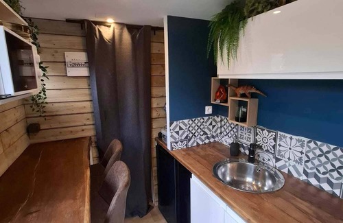 Marsas Cabin | Jurassic cottage in a green setting with koi pond