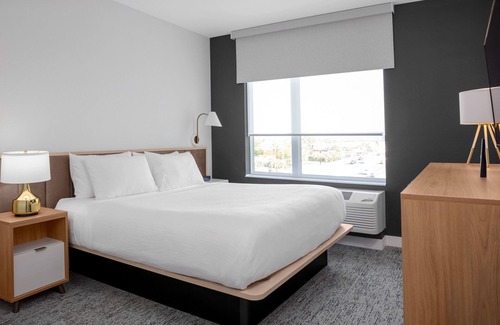 Clearwater Hotel | Just What You Were Looking For! 4 Comfortable Units, Free Breakfast, Pool