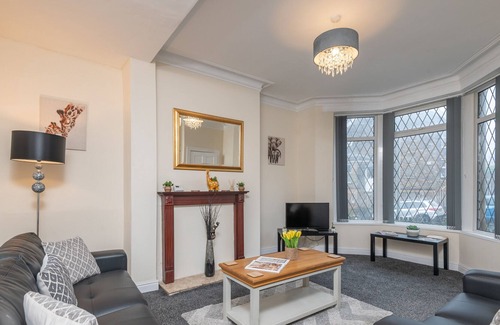 Bradford House | K Suites - Central 5 bed House w/ FREE parking