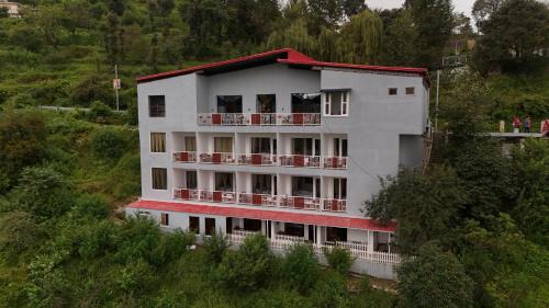 Kaul House | Kafal Pako Resort - Luxury Mountain View Stay in Mukteshwar