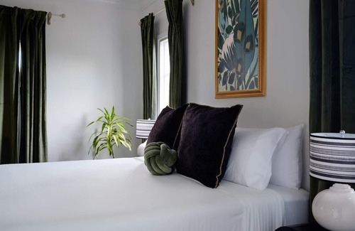 Wailuku Bed & Breakfast | Kahili Suite - Historic charm meets Luxury