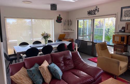 Kaiapoi House | Kaiapoi Village House Deluxe bedroom and bathroom