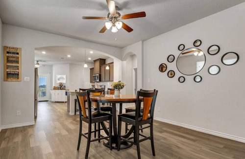Wellborn House | Kaivalya Retreat| Kyle Field 8mi | EV Charging