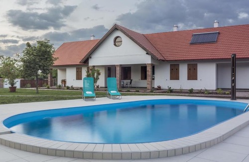 Poroszlo House | Kamillaház