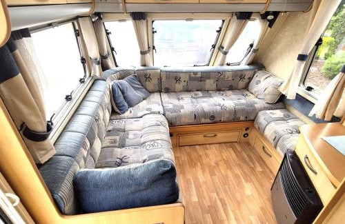 Zamrsky Other | Karavan na samotě u lesa