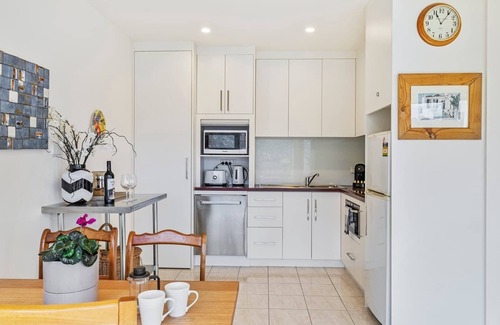 Geilston Bay Apartment | Karinya Apartment. Waterfront Views 2 Bed, 2 Bath.