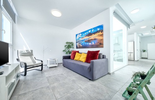 Caleta de Famara Ski Chalet | Karma Famara 1 -25m from the beach, fast wifi and roof top terrace