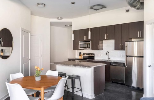 Del Ray Apartment | Kasa | Charming 2 BD + Fire Pit | Alexandria