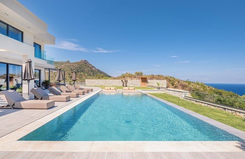 Vasilikos Villa | Katalania - Four Bedroom Villa, Sleeps 8