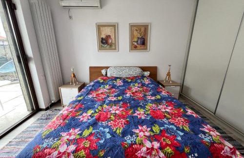Kazanlak Apartment | Kazanlak LARGE GUEST HOUSE Apartment near Center with Full Kitchen & Dining Room, King Beds, Garden Patio, Free Parking & Self Check-in Top Value!