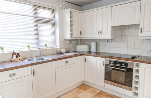Moelfre Cottage | KEEPER'S COTTAGE, family friendly, country holiday cottage in Moelfre