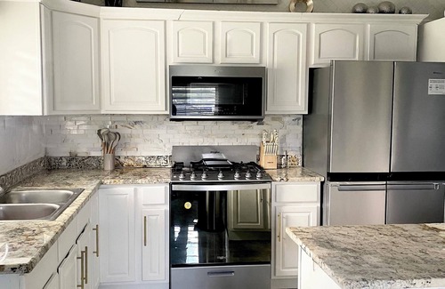 Estate Sion Hill House | Keepsake Oasis, Mid-Island 3-Bed Modern Cozy Home with AC, WiFi, Quiet Residence