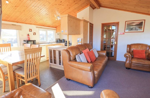 Tewitfield Cottage | KELLET LODGE (LAKESIDE 26), pet friendly, with pool in Carnforth
