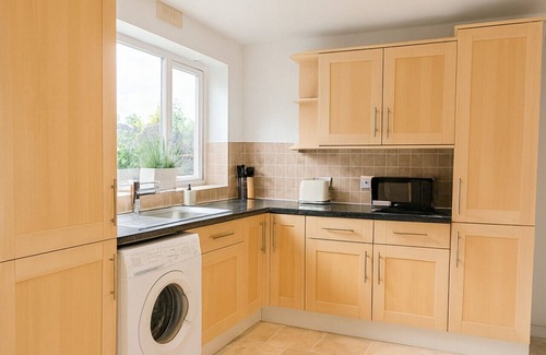 Bedford House | Kempston Home| Sleeps 7-9 | Long Stays | Parking