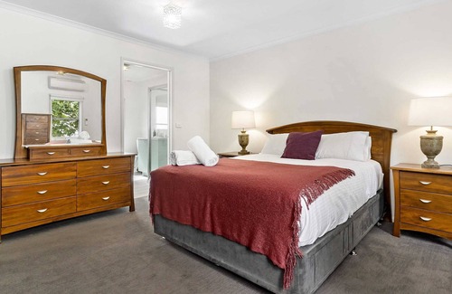 Kensington House | Kensington Escape - BBQ and Parking
