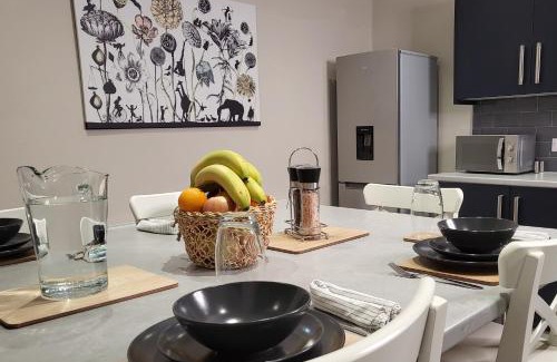 Harehills Apartment | Kepler Residence Modern 4 Bedroom Property 1 mile from Leeds Centre