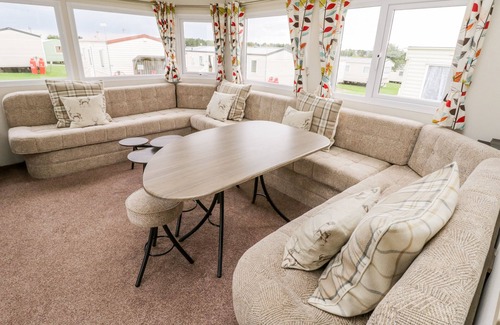 Cayton Bay Cottage | KESTREL 13, pet friendly, with a garden in Cayton