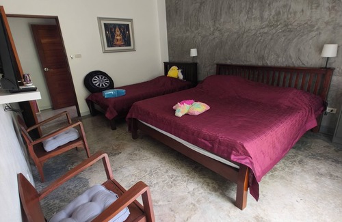 Krabi Bed & Breakfast | KHAB room 1 A 30 sqm room with access to a 10x4 M swimming pool, for free!