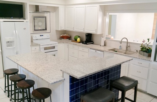 Granbury House | Kick off Summer at this private home & pool ON Lake Granbury!